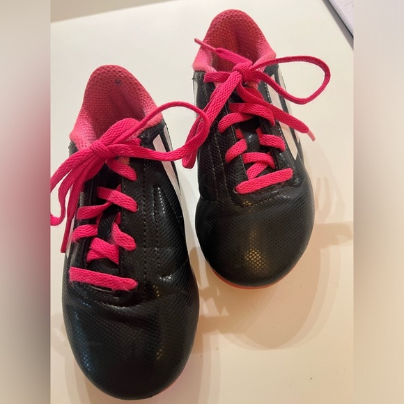 ADIDAS GIRLS BLACK/WHITE/PINK SOCCER CLEATS. SIZE 12 - Picture 5 of 12